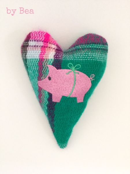 kleines Deko-Herz mit Schweinchen by Bea