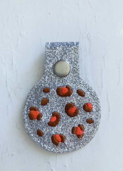Anhänger mit Druckknopf (Leoprint)