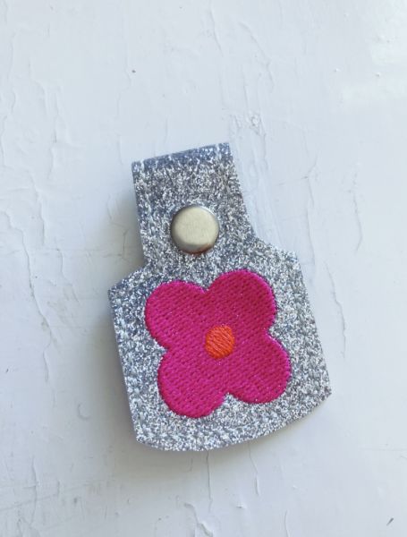 Anhänger mit Druckknopf mit Blume