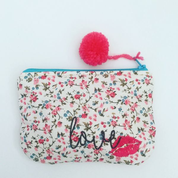 Etui, "Love" mit Kussmund (Blumenstoff)