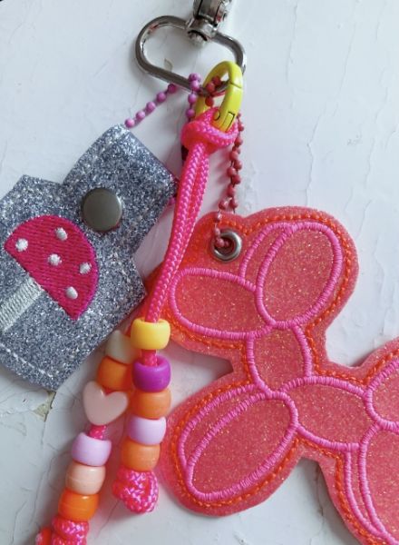 Bag Charm - mit Ballonhund (orange-pink)