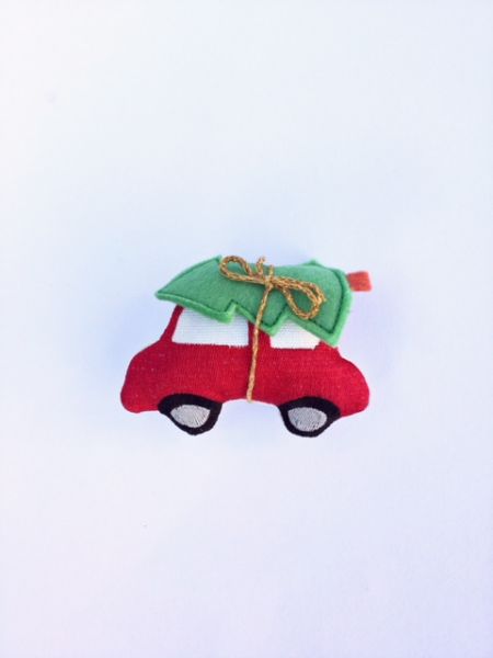 Deko-Auto ( rot) mit Tannenbaum