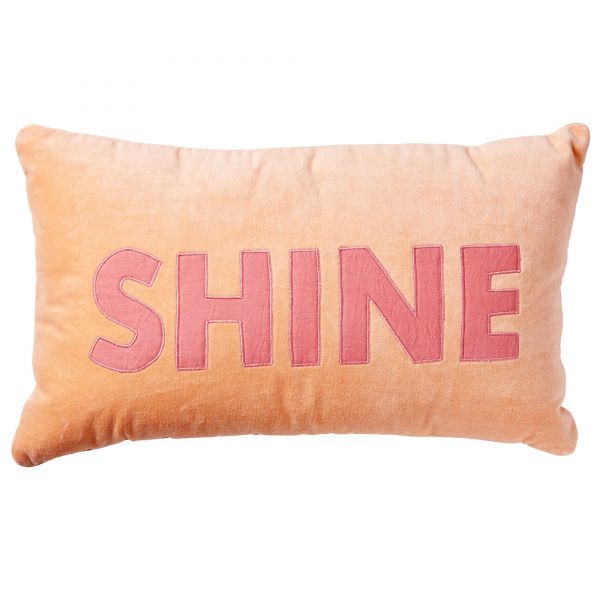 SHINE-Samt-Kissen in Koralle mit Schriftzug in Fuchsia von Rice