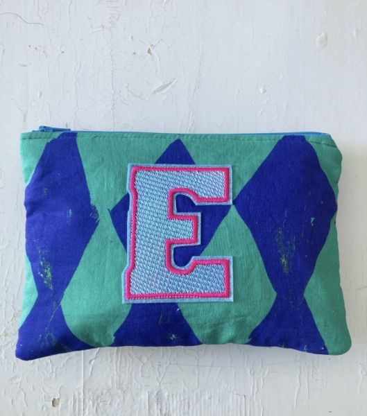 Etui mit Glitzer-Buchstabe E